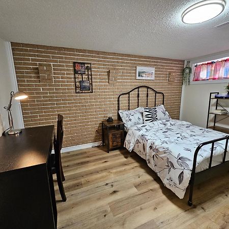 Newly-Renovated 3Br House, 12 Minutes To Airport Apartment โตรอนโต ภายนอก รูปภาพ