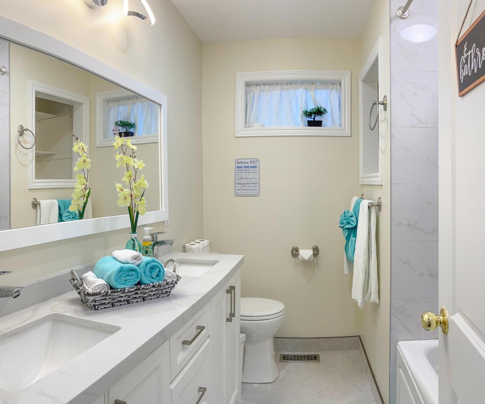 Newly-Renovated 3Br House, 12 Minutes To Airport Apartment โตรอนโต ภายนอก รูปภาพ
