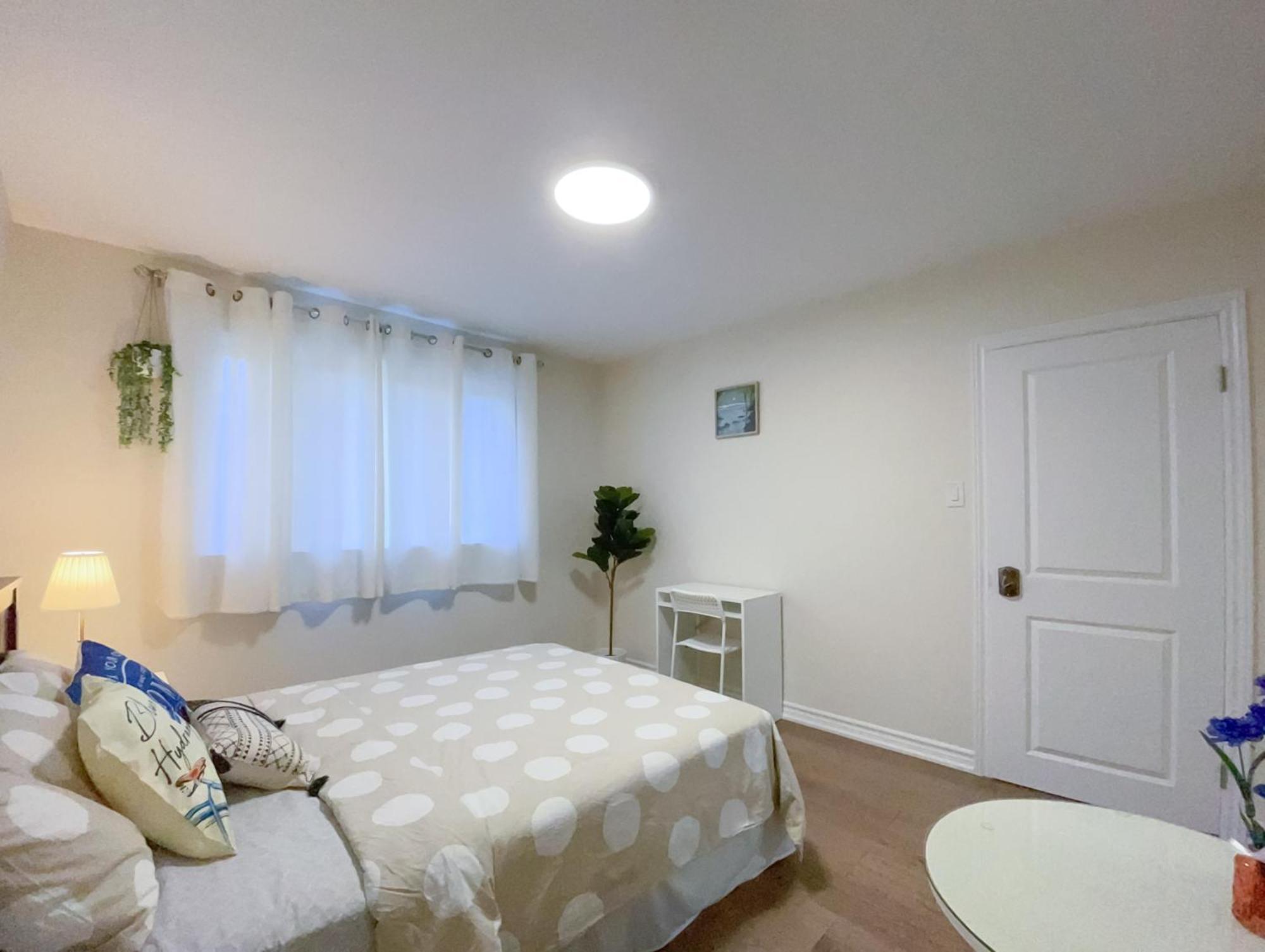Newly-Renovated 3Br House, 12 Minutes To Airport Apartment โตรอนโต ภายนอก รูปภาพ