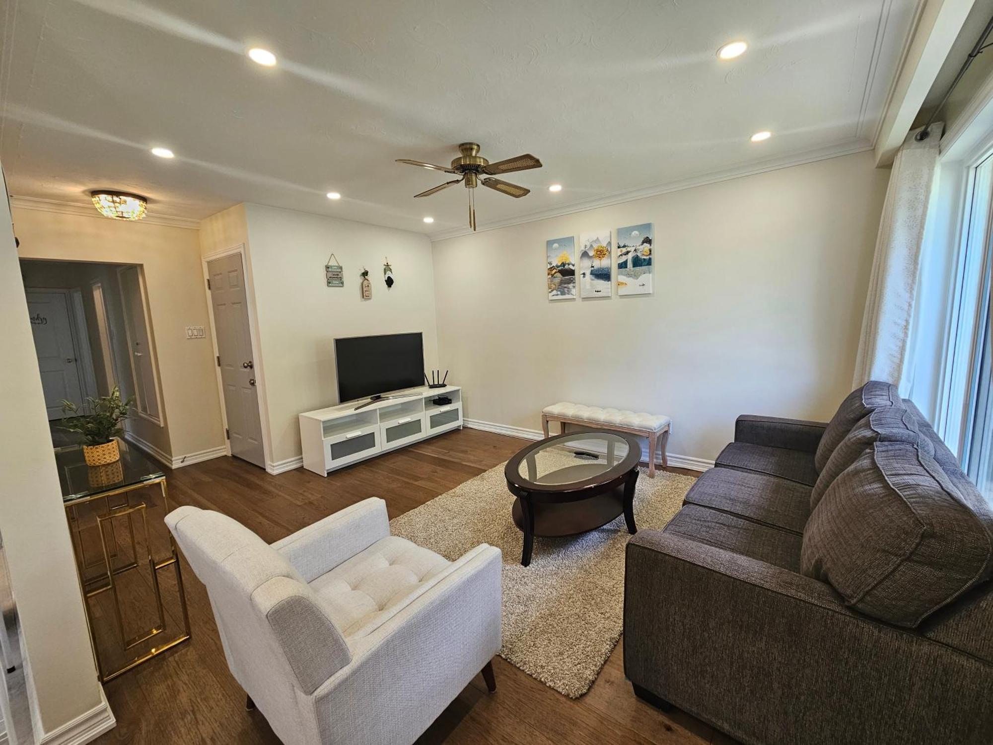Newly-Renovated 3Br House, 12 Minutes To Airport Apartment โตรอนโต ภายนอก รูปภาพ