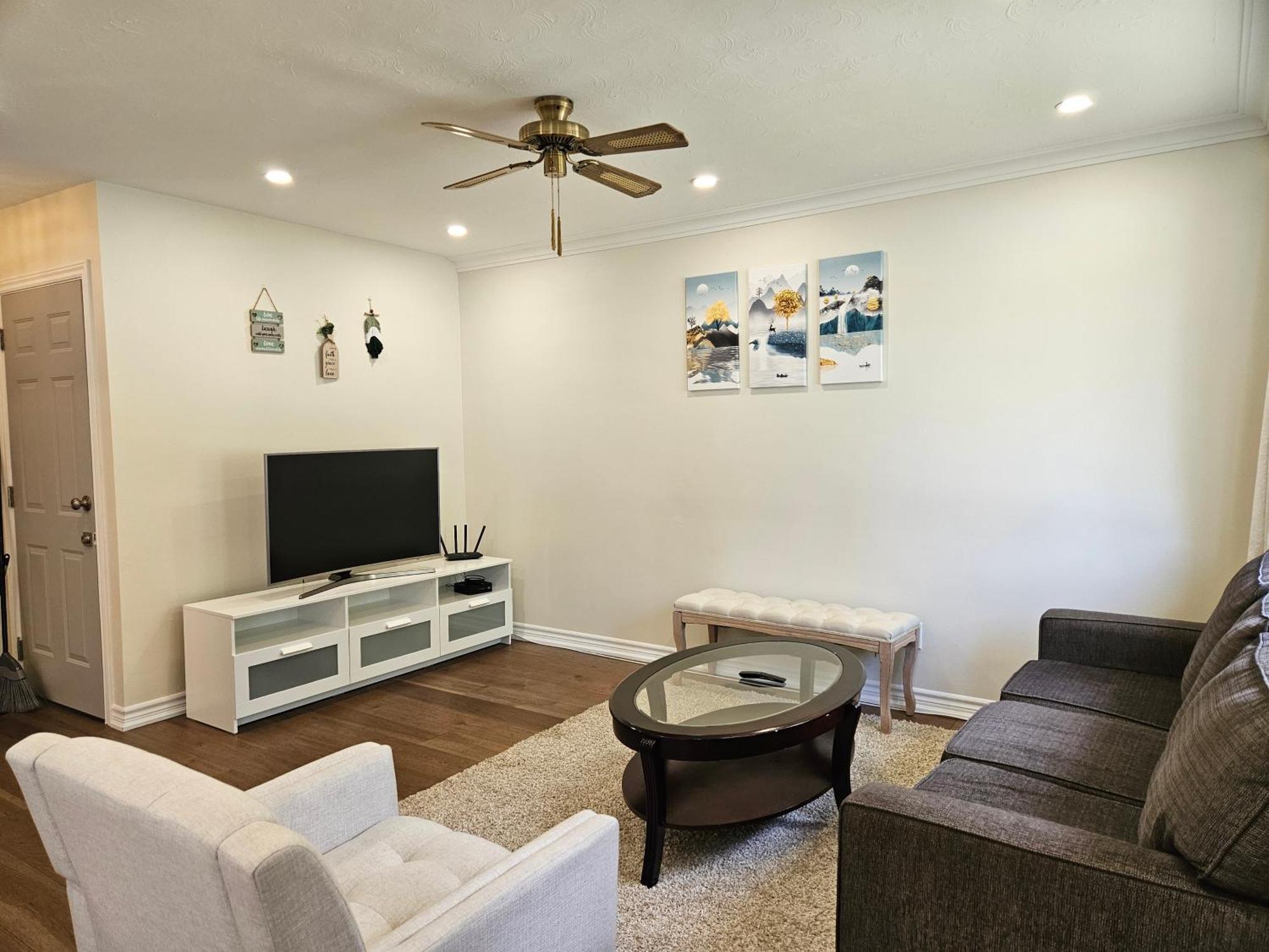 Newly-Renovated 3Br House, 12 Minutes To Airport Apartment โตรอนโต ภายนอก รูปภาพ