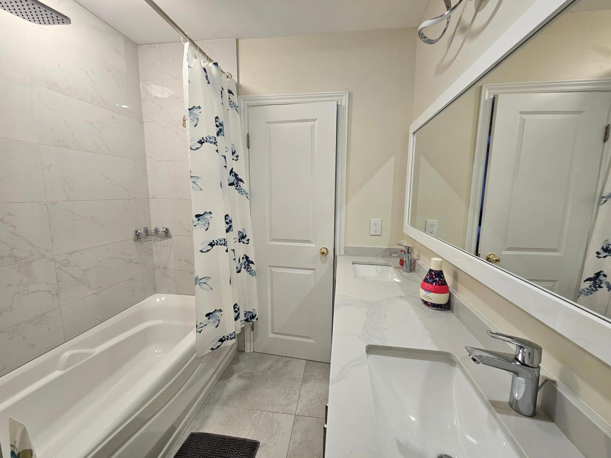 Newly-Renovated 3Br House, 12 Minutes To Airport Apartment โตรอนโต ภายนอก รูปภาพ