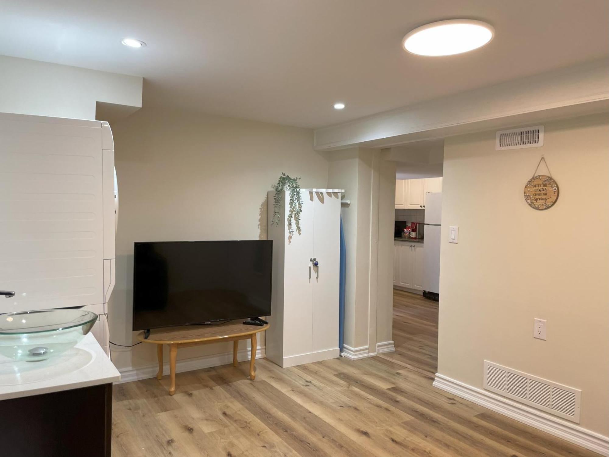 Newly-Renovated 3Br House, 12 Minutes To Airport Apartment โตรอนโต ภายนอก รูปภาพ