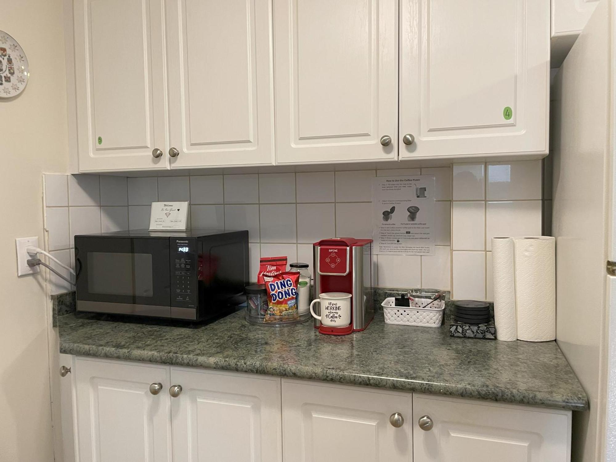 Newly-Renovated 3Br House, 12 Minutes To Airport Apartment โตรอนโต ภายนอก รูปภาพ
