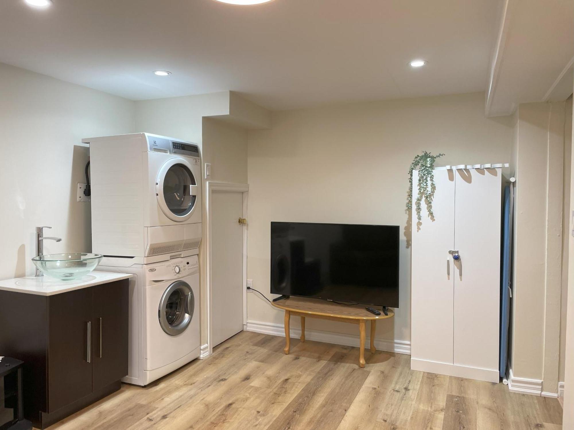 Newly-Renovated 3Br House, 12 Minutes To Airport Apartment โตรอนโต ภายนอก รูปภาพ