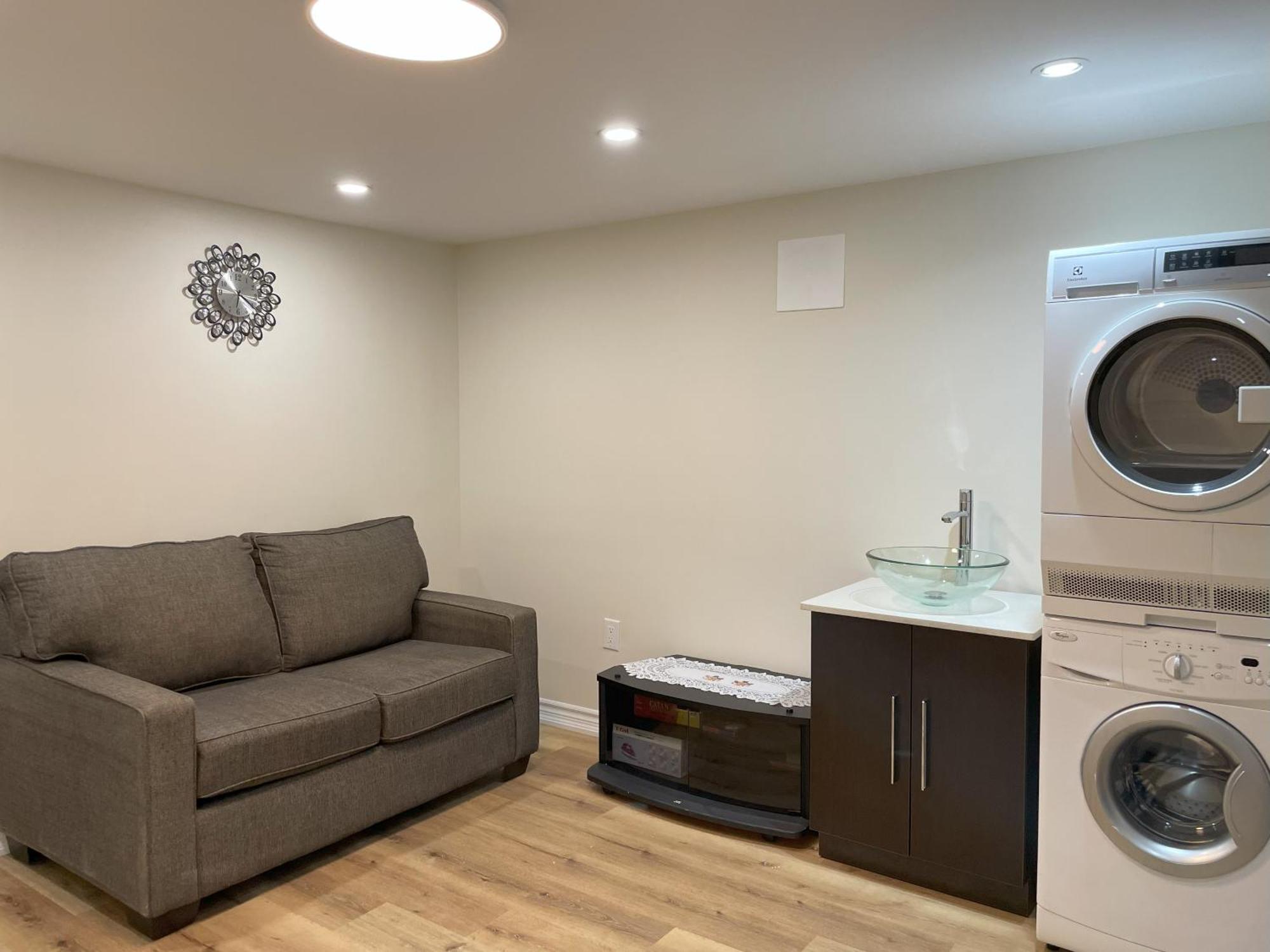 Newly-Renovated 3Br House, 12 Minutes To Airport Apartment โตรอนโต ภายนอก รูปภาพ