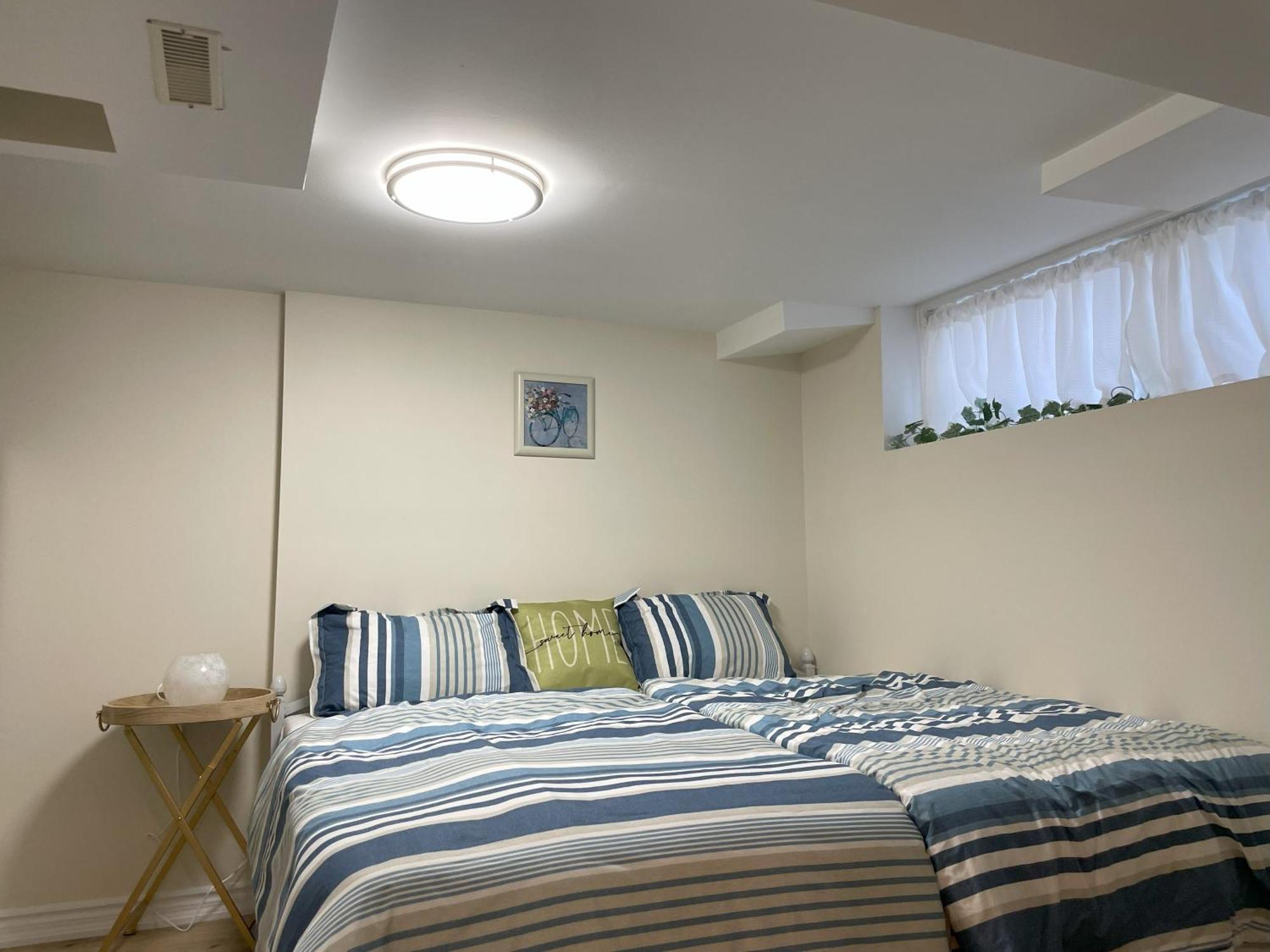 Newly-Renovated 3Br House, 12 Minutes To Airport Apartment โตรอนโต ภายนอก รูปภาพ