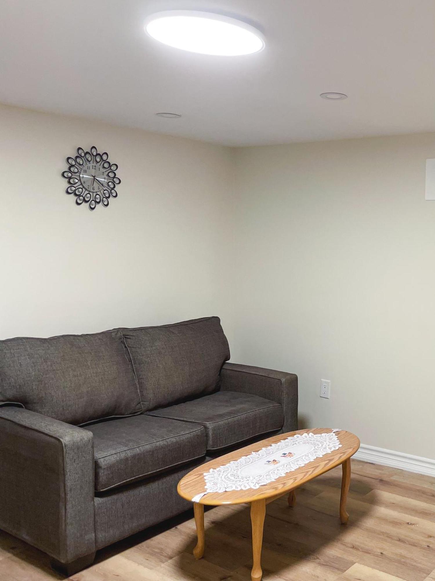 Newly-Renovated 3Br House, 12 Minutes To Airport Apartment โตรอนโต ภายนอก รูปภาพ