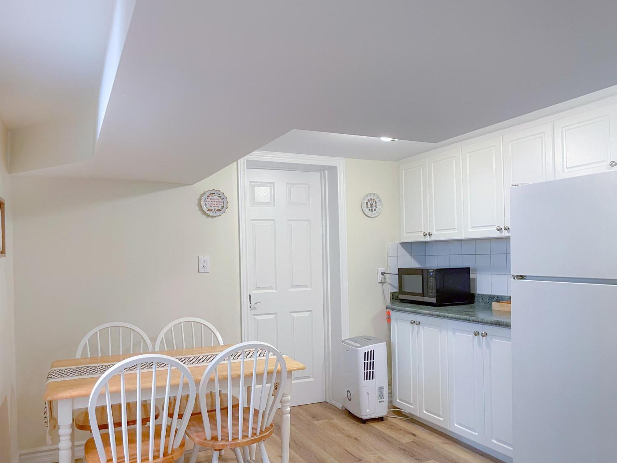Newly-Renovated 3Br House, 12 Minutes To Airport Apartment โตรอนโต ภายนอก รูปภาพ
