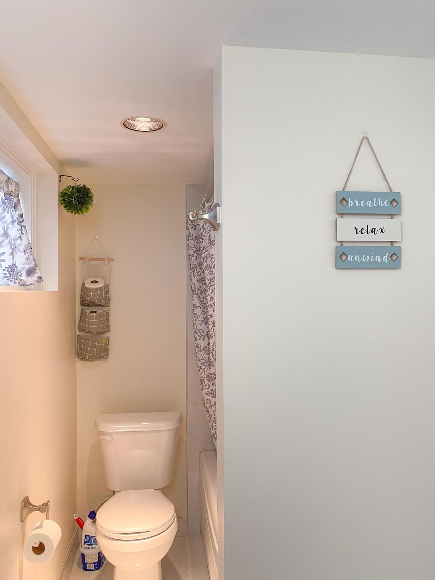 Newly-Renovated 3Br House, 12 Minutes To Airport Apartment โตรอนโต ภายนอก รูปภาพ
