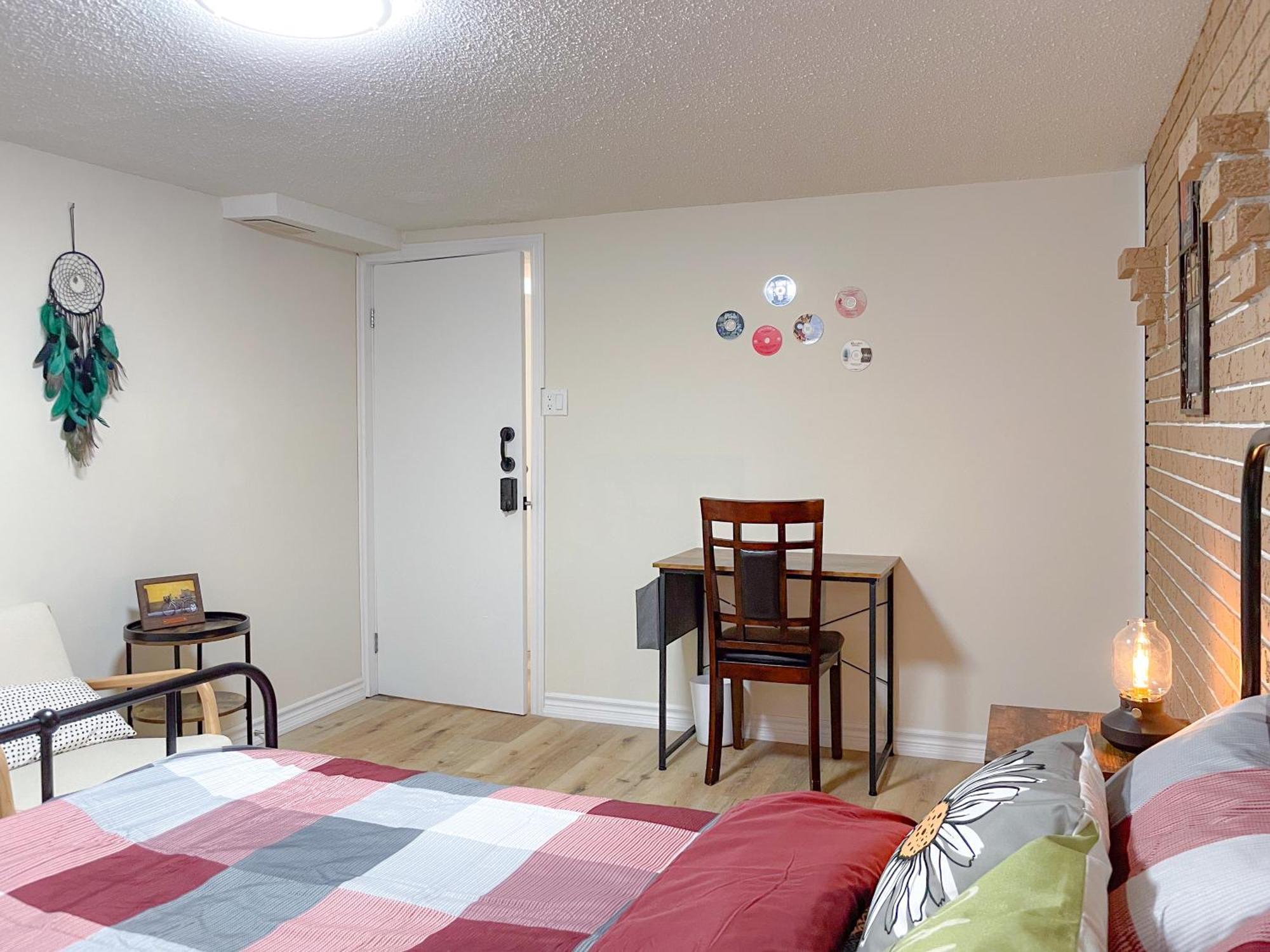 Newly-Renovated 3Br House, 12 Minutes To Airport Apartment โตรอนโต ภายนอก รูปภาพ